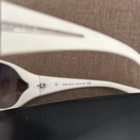 PRADA SPORTY WHITE SUNGLASSES GRAY GLASS IN PRADA CASE NEW - Picture 2 of 3